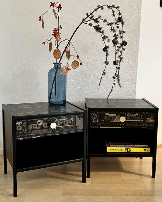 Vintage nachtkastjes in zwart en goud met gave print van cassettebandjes | The Vintage Vibe