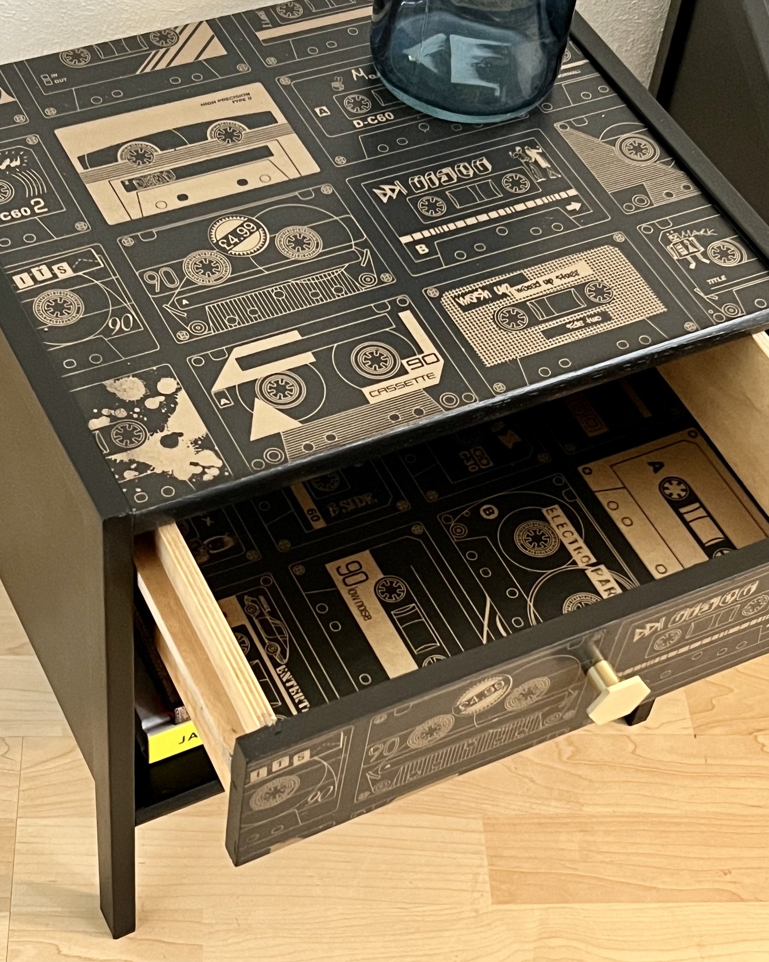 Vintage nachtkastjes in zwart en goud met gave print van cassettebandjes | The Vintage Vibe