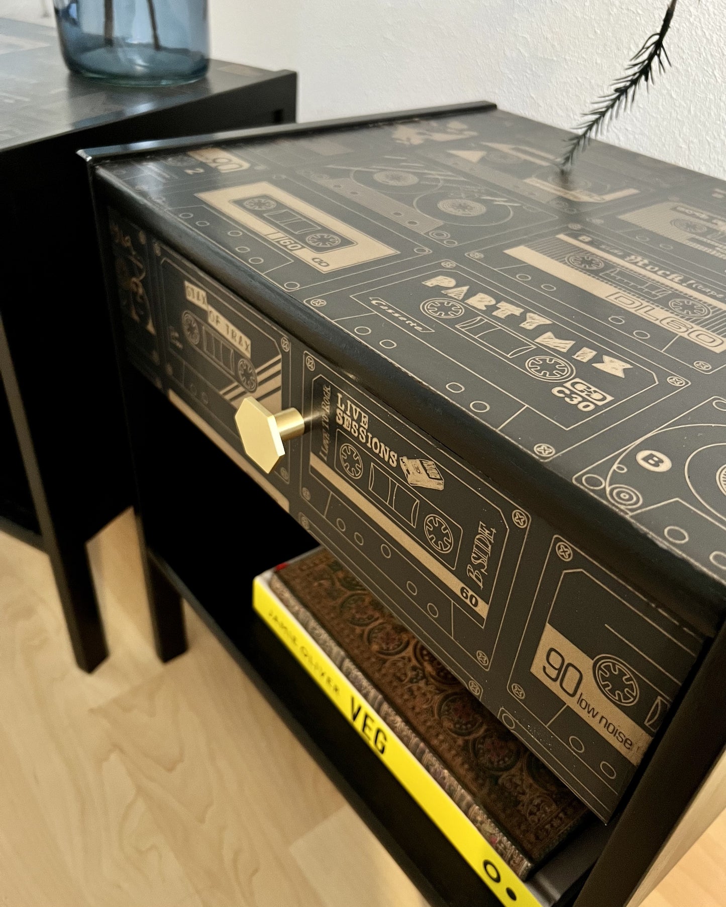 Vintage nachtkastjes in zwart en goud met gave print van cassettebandjes | The Vintage Vibe