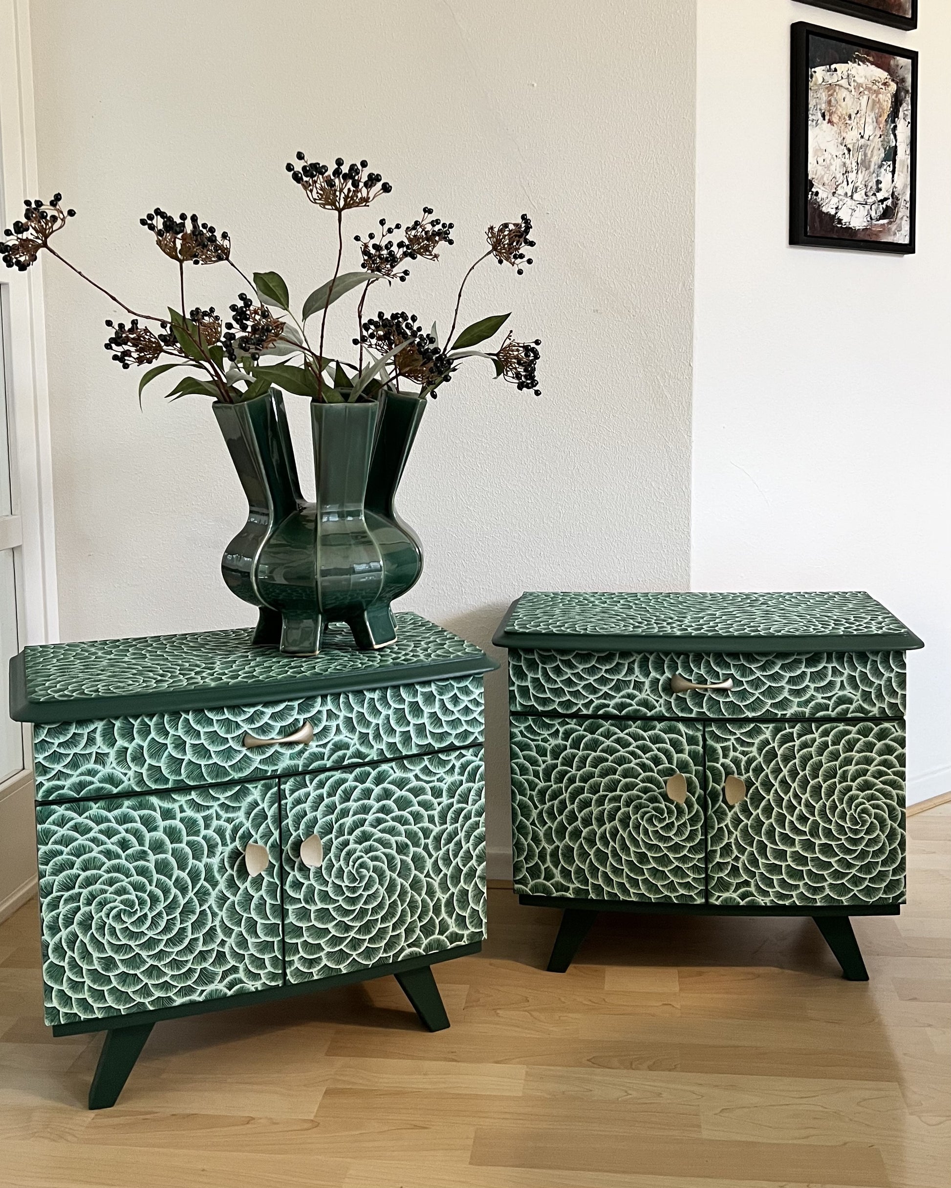 Vintage nachtkastjes met een print in groen en parelmoer | The Vintage Vibe