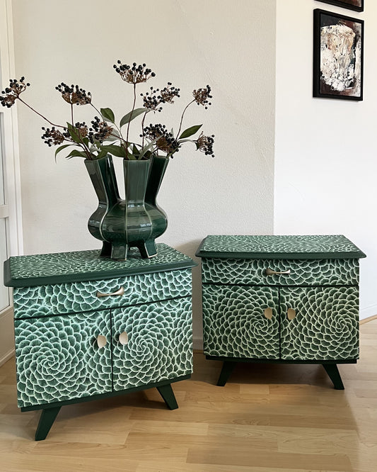 Vintage nachtkastjes met een print in groen en parelmoer | The Vintage Vibe