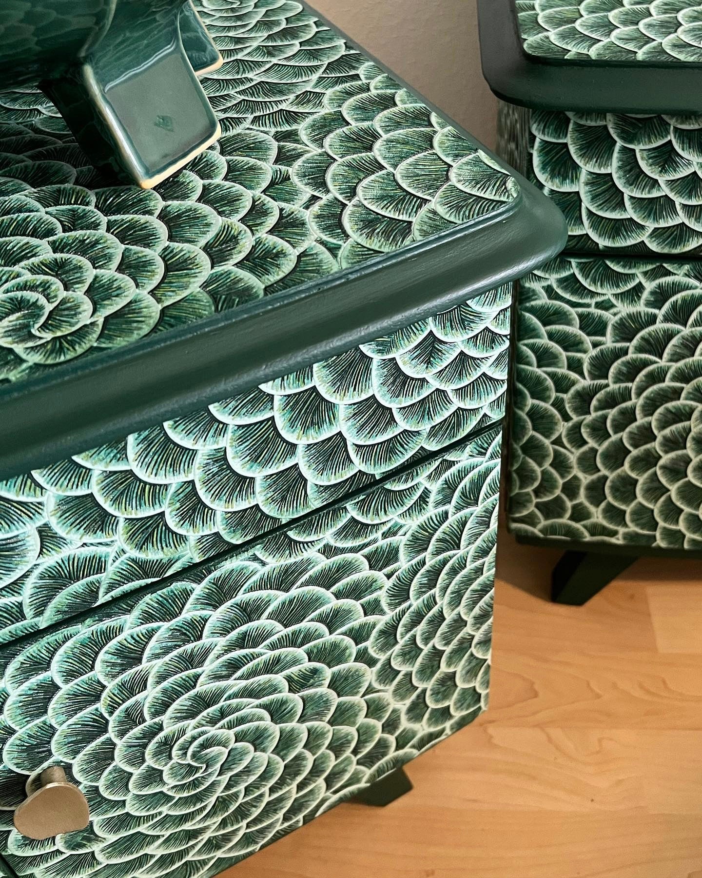 Vintage nachtkastjes met een print in groen en parelmoer | The Vintage Vibe