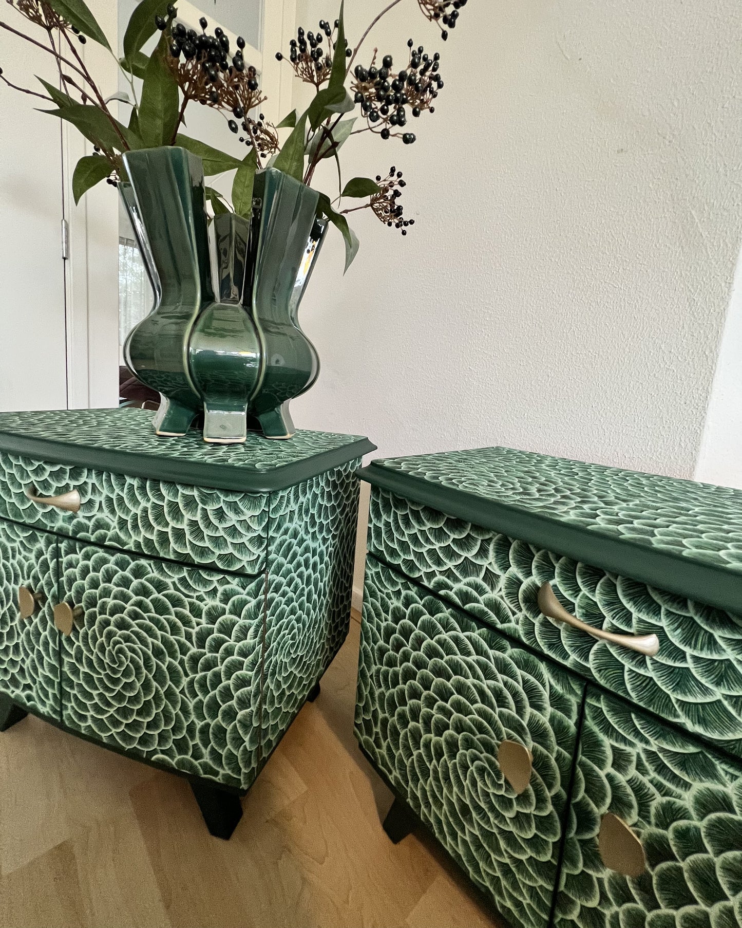 Vintage nachtkastjes met een print in groen en parelmoer | The Vintage Vibe