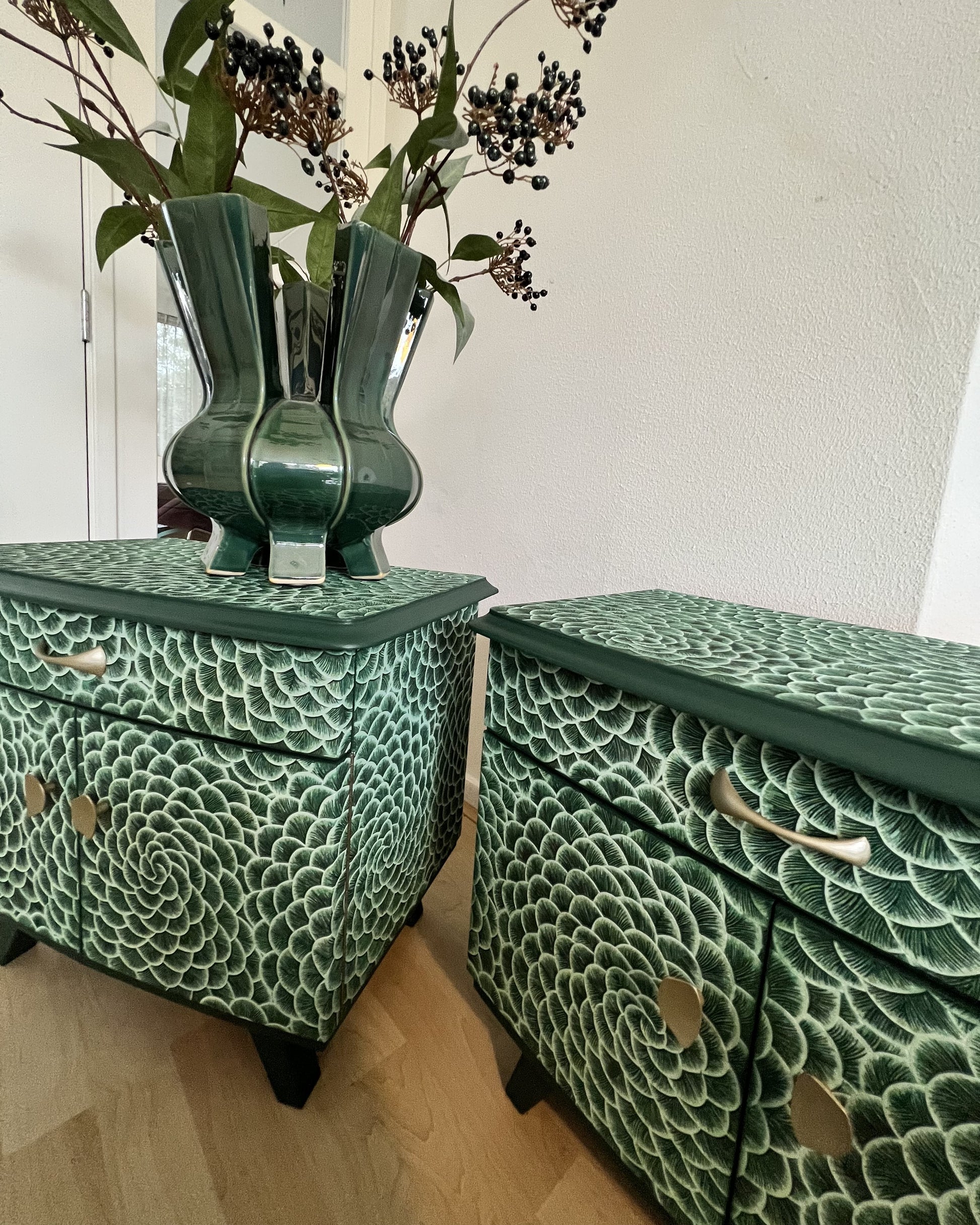 Vintage nachtkastjes met een print in groen en parelmoer | The Vintage Vibe