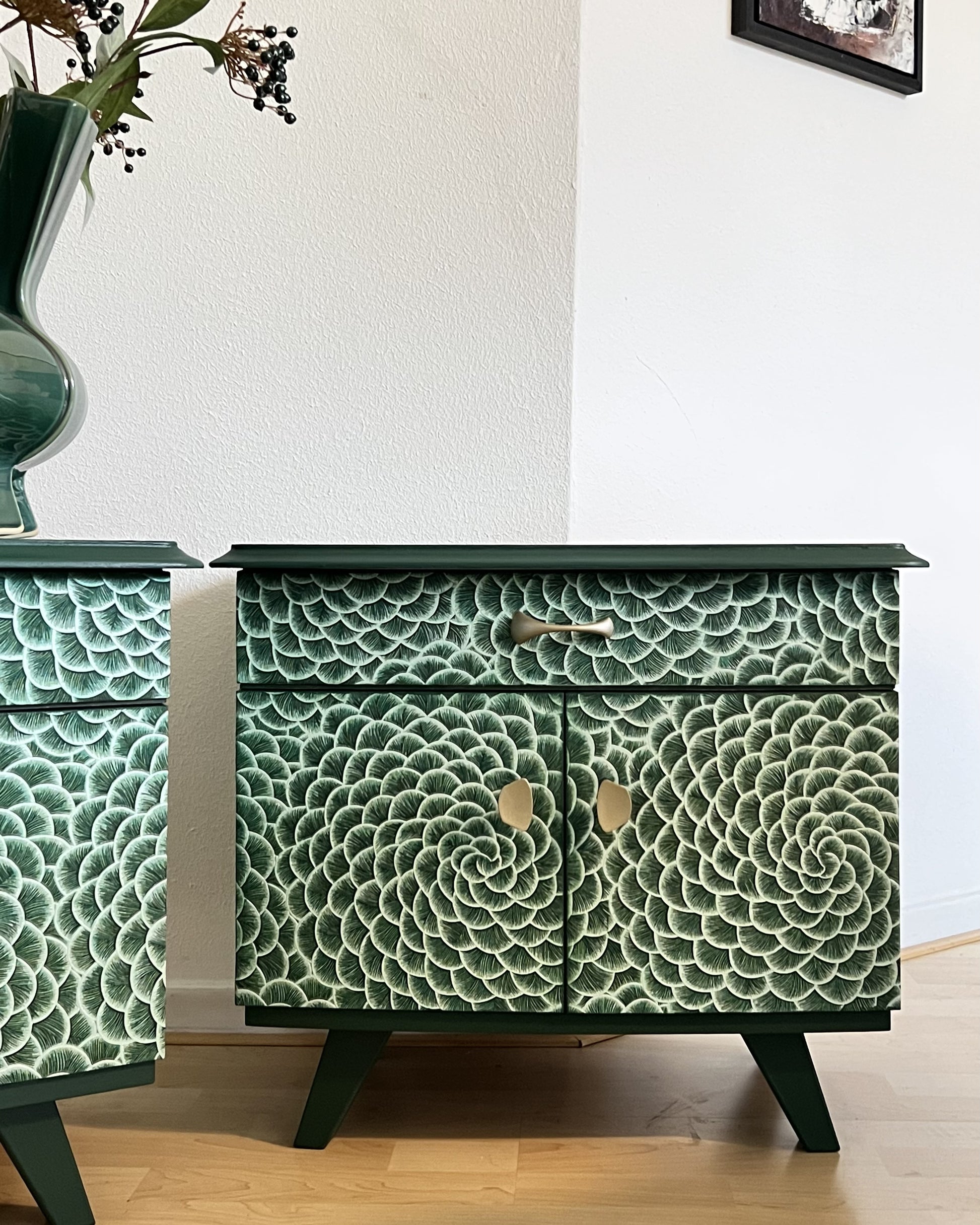 Vintage nachtkastjes met een print in groen en parelmoer | The Vintage Vibe