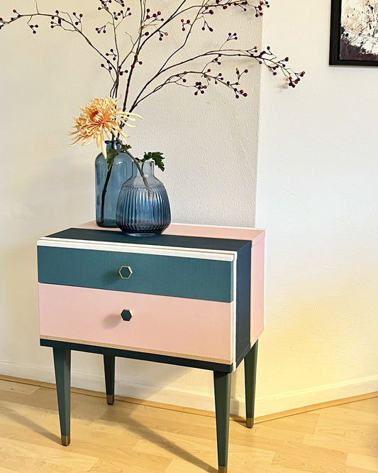 Vintage retro kastje gestreept in blauw, teal, roze en goud | The Vintage Vibe