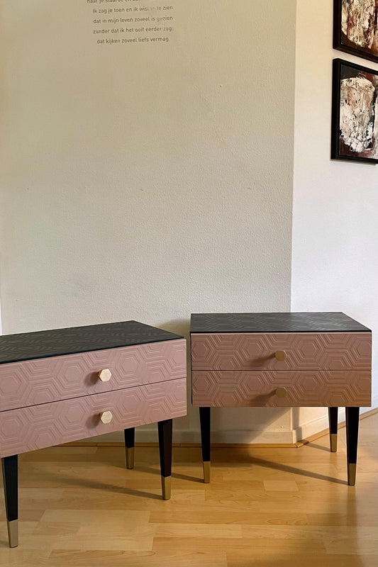 Vintage retro nachtkastjes in grijs en roze bekleed met een hexagon reliëf | The Vintage Vibe
