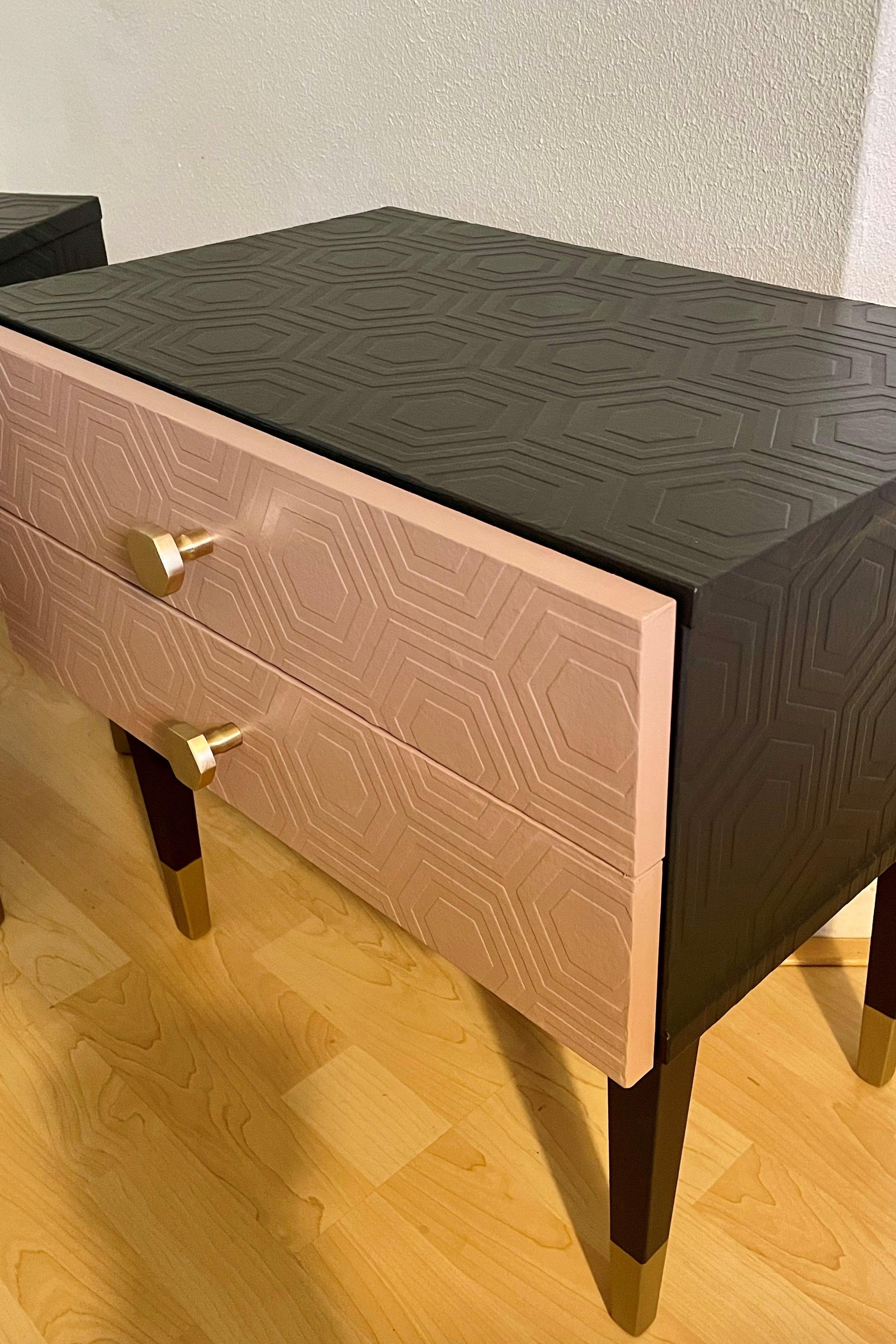 Vintage retro nachtkastjes in grijs en roze bekleed met een hexagon reliëf | The Vintage Vibe