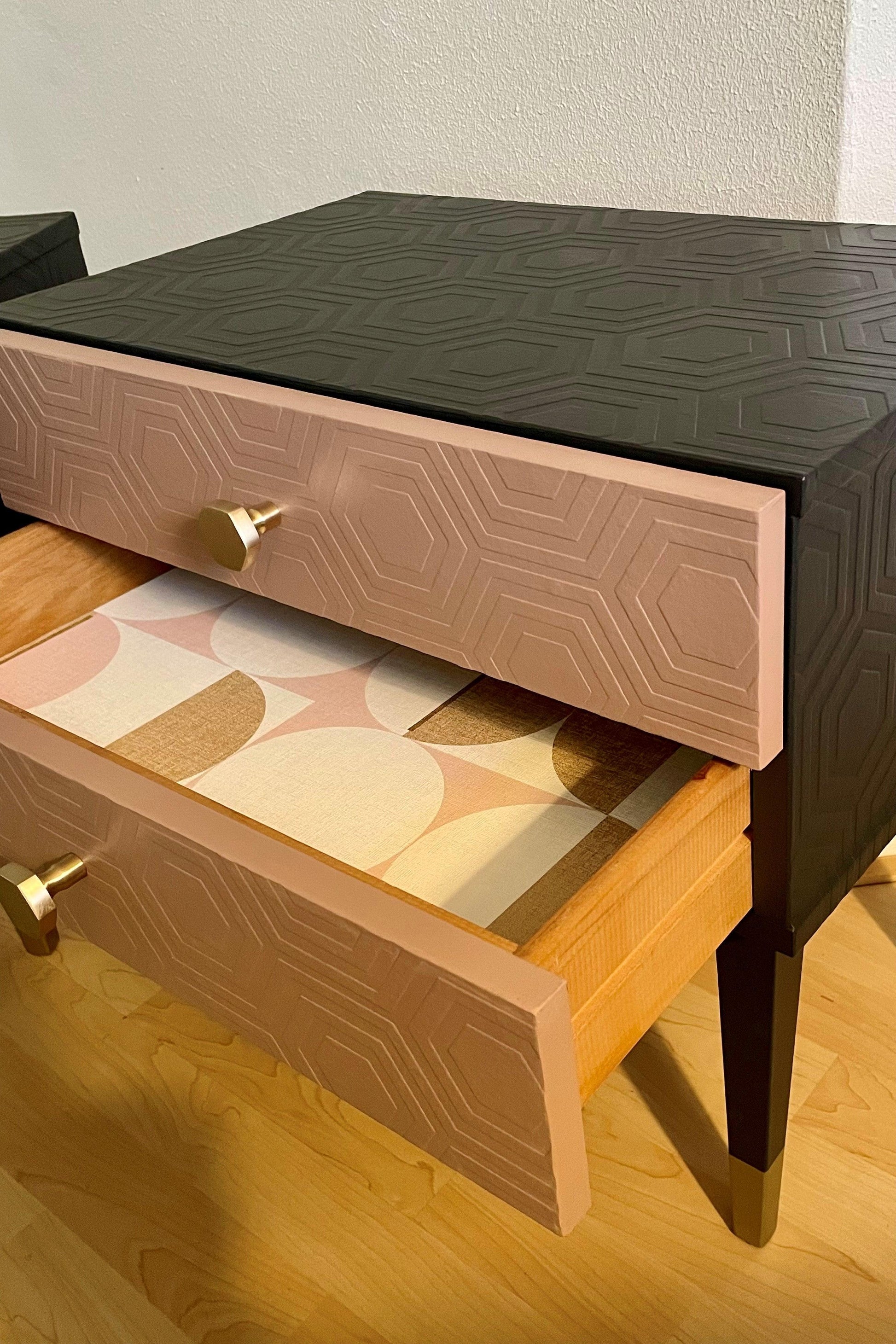 Vintage retro nachtkastjes in grijs en roze bekleed met een hexagon reliëf | The Vintage Vibe