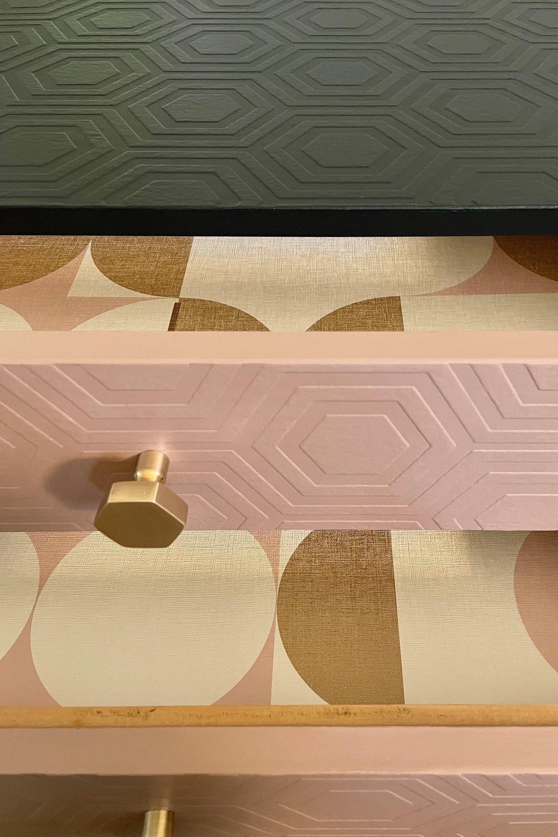 Vintage retro nachtkastjes in grijs en roze bekleed met een hexagon reliëf | The Vintage Vibe