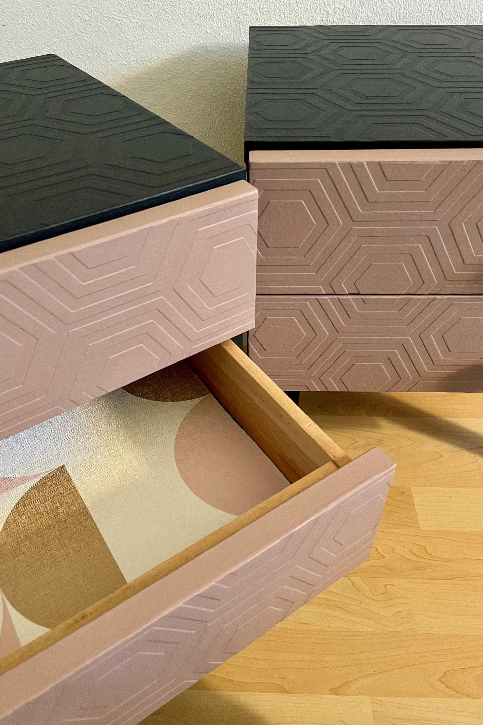 Vintage retro nachtkastjes in grijs en roze bekleed met een hexagon reliëf | The Vintage Vibe