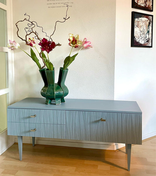 Vintage retro dressoir in een licht grijsblauwe kleur met reliëf | The Vintage Vibe