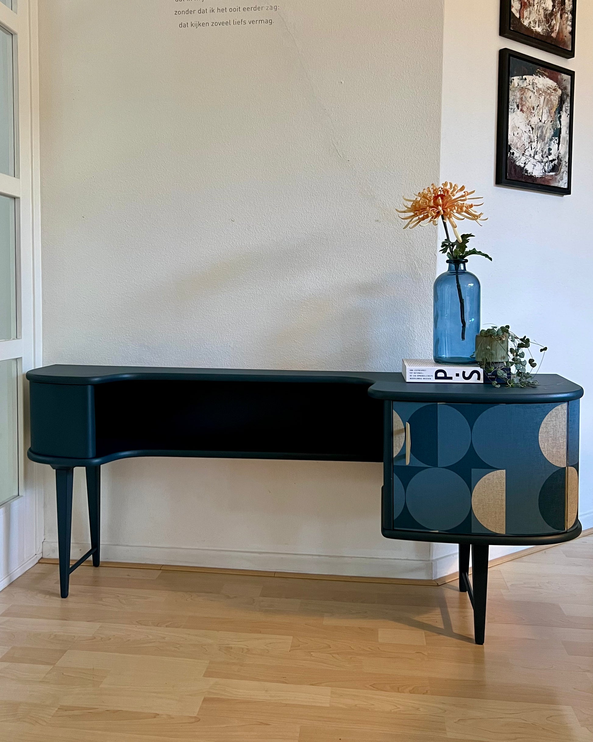 Vintage dressoir bekleed met een prachtige print in donker turquoise en goud | The Vintage Vibe