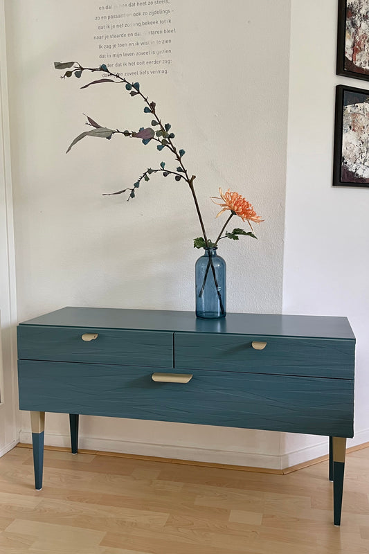 Vintage retro dressoir in warm grijsblauw met reliëf | The Vintage Vibe