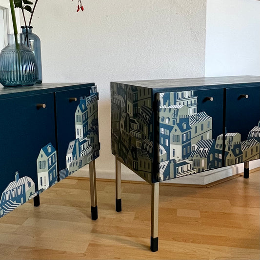 Vintage nachtkastjes in blauw, groen en goud en een print van de daken van Parijs | The Vibtage Vibe