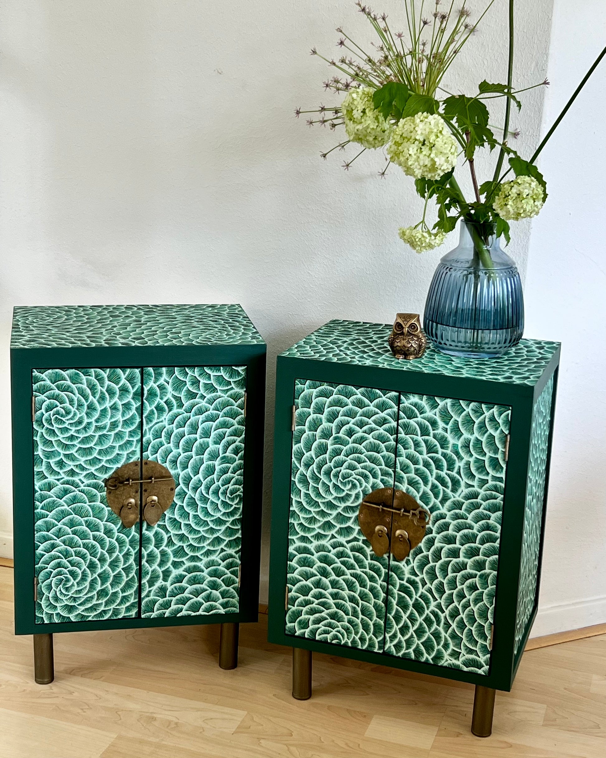 Vintage nachtkastjes in Aziatische stijl met een print in groen en parelmoer | The Vintage Vibe