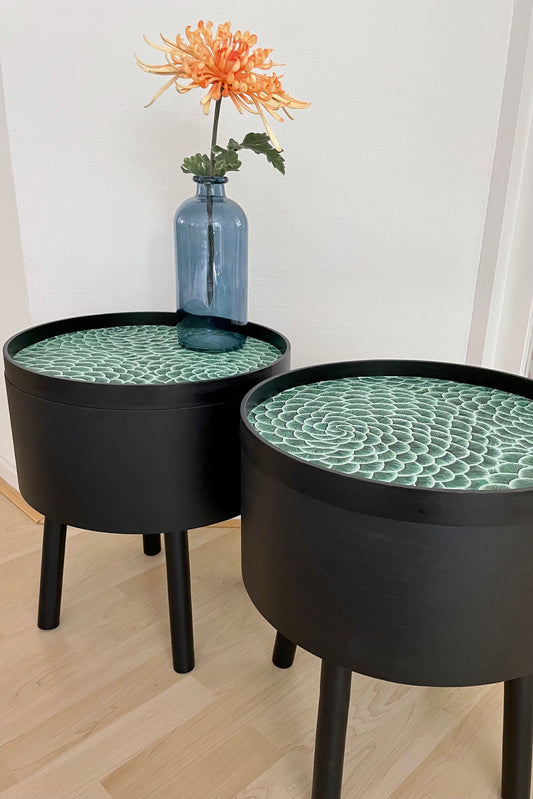 Bijzettafel in zwart met prachtige emerald groene print | The Vintage Vibe