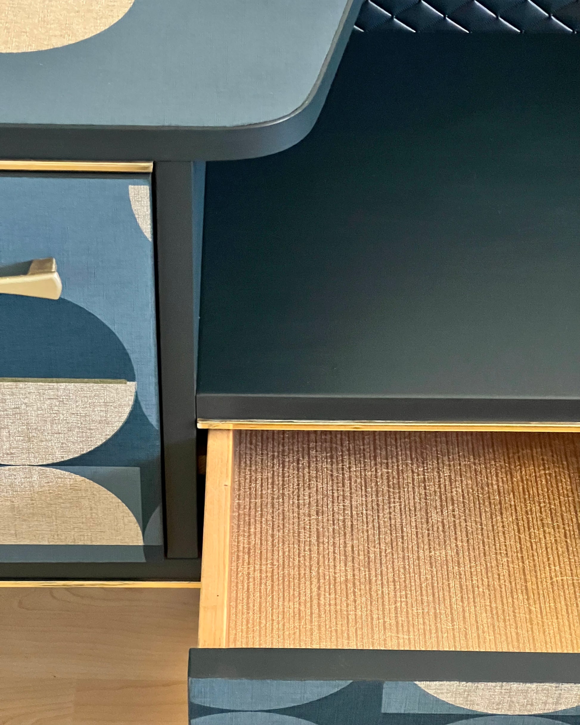 Vintage dressoir bekleed met een print in donker turquoise en goud | The Vintage Vibe