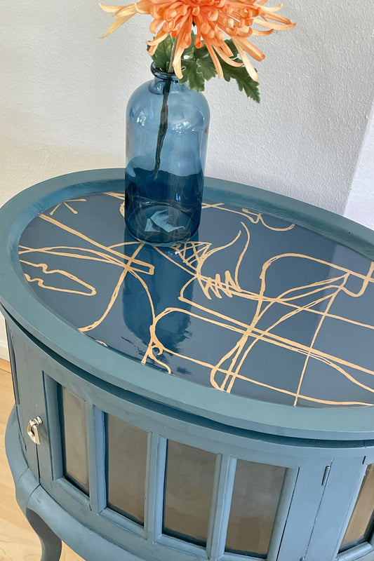 Vintage theekastje/drankkastje in blauw bekleed met een prachtige print | The Vintage Vibe