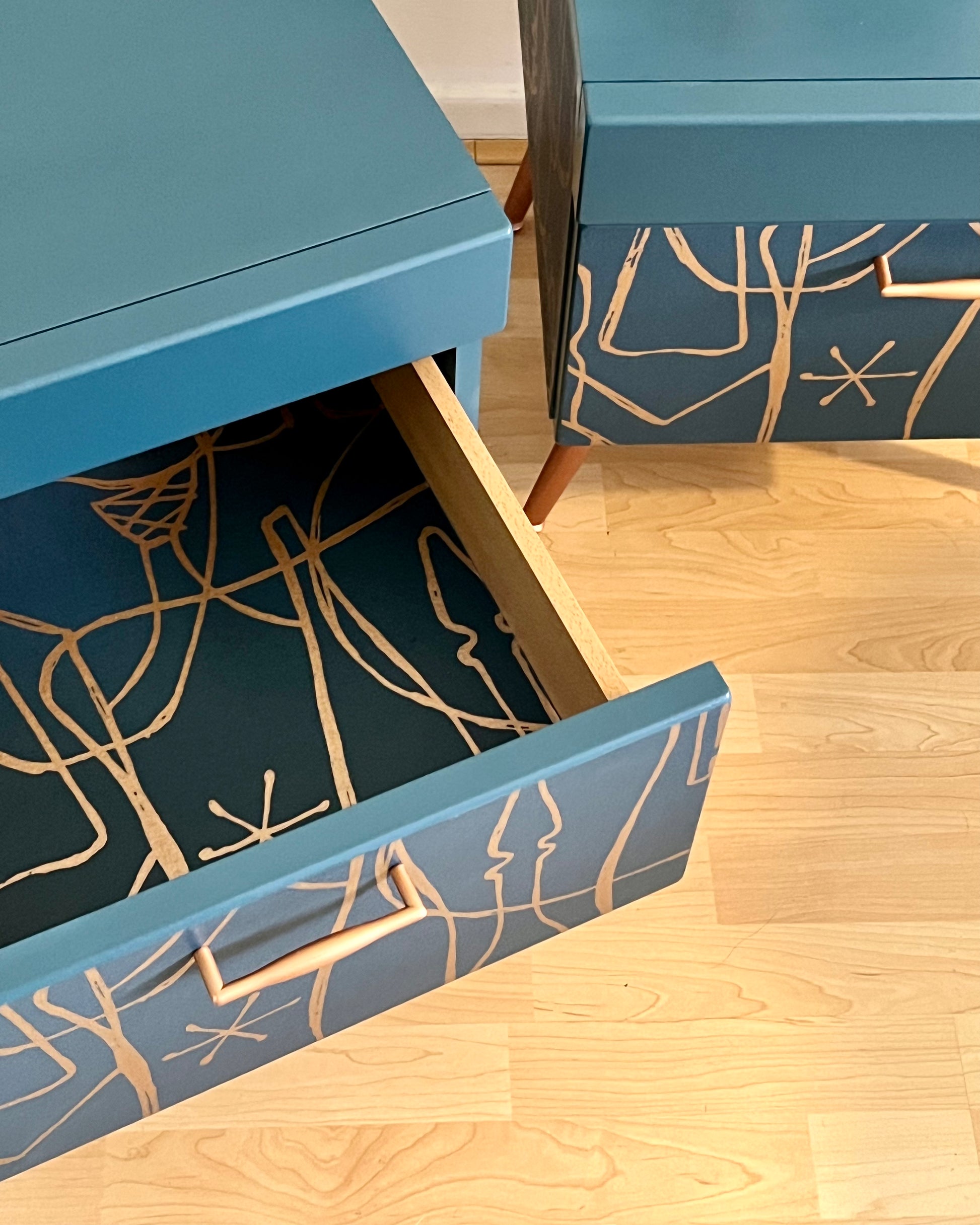 Vintage nachtkastjes in blauw en koper en een losjes getekende print  | The Vintage Vibe