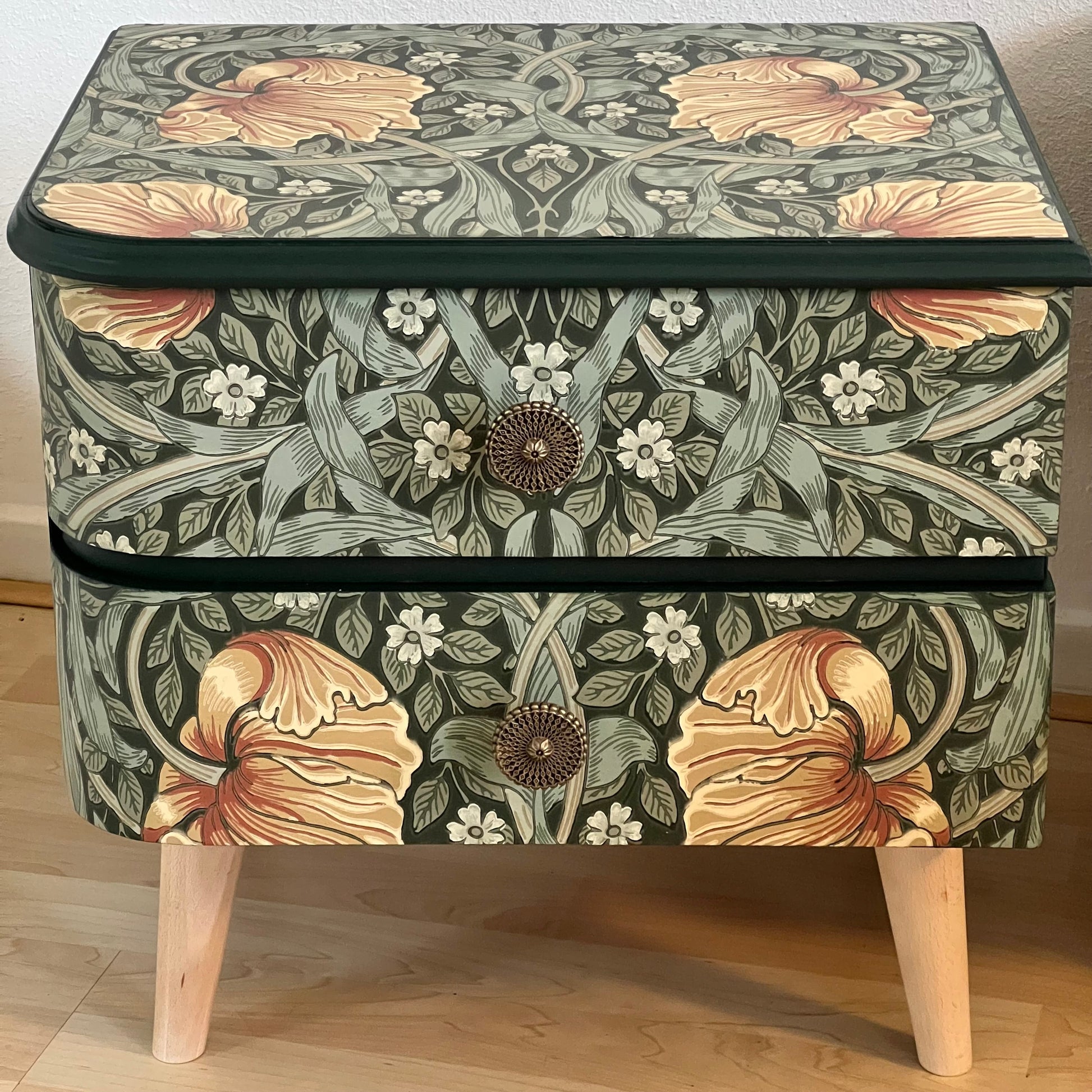 Vintage nachtkastjes bekleed met Pimpernel van William Morris | The Vintage Vibe