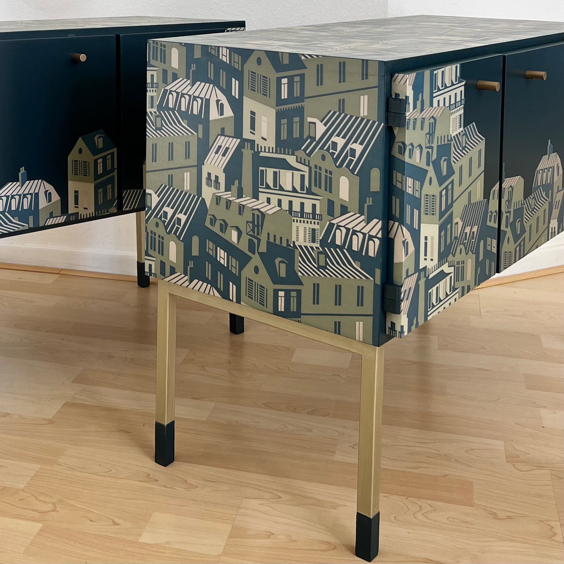 Vintage nachtkastjes in blauw, groen en goud en een print van de daken van Parijs | The Vibtage Vibe