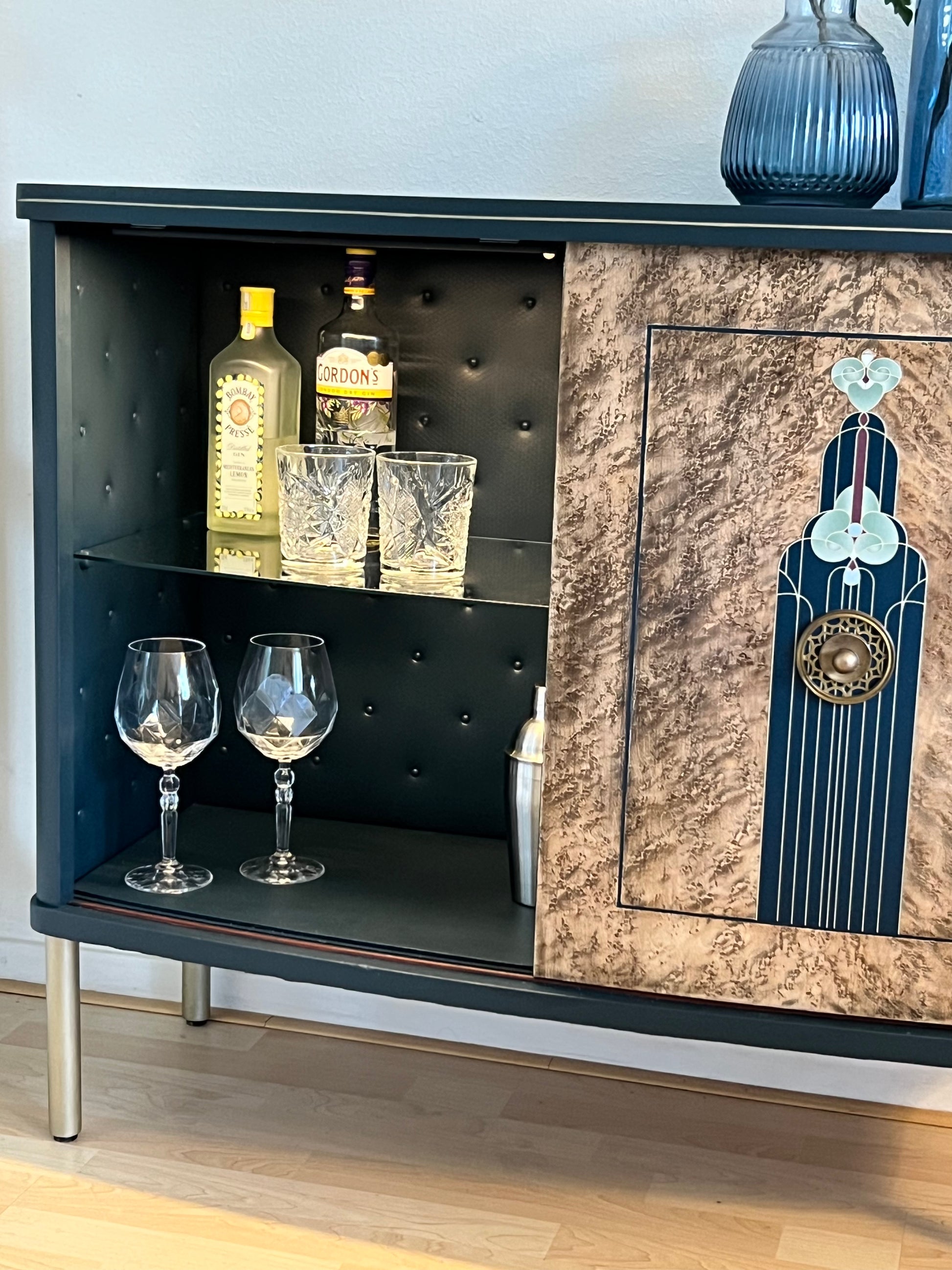 Vintage drankenkastje in Art Decoff en notenhout | The Vintage Vibe