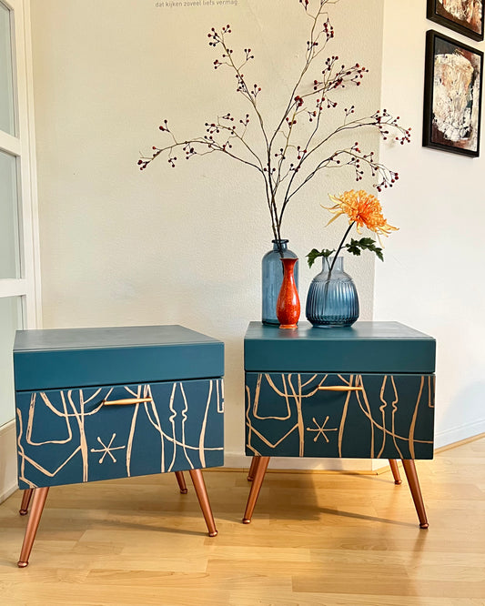 Vintage nachtkastjes in blauw en koper en een losjes getekende print  | The Vintage Vibe