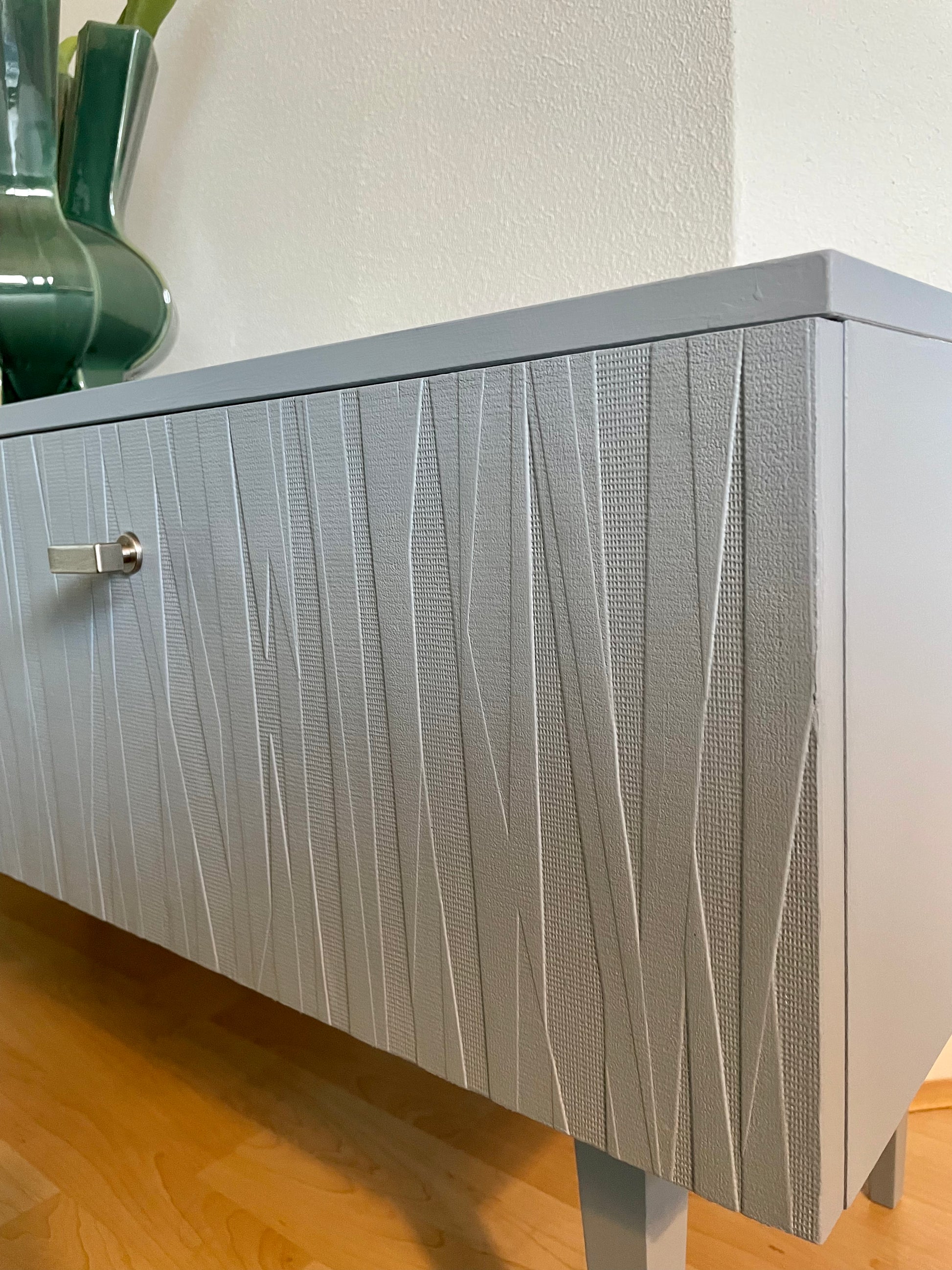 Vintage retro dressoir in een licht grijsblauwe kleur met reliëf | The Vintage Vibe