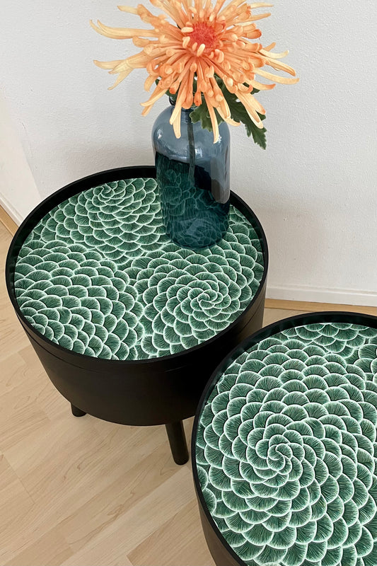 Bijzettafel in zwart met prachtige emerald groene print | The Vintage Vibe
