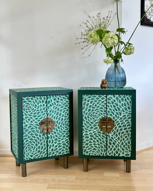 Vintage nachtkastjes in Aziatische stijl met een print in groen en parelmoer | The Vintage Vibe
