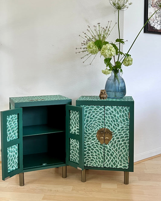 Vintage nachtkastjes in Aziatische stijl met een print in groen en parelmoer | The Vintage Vibe