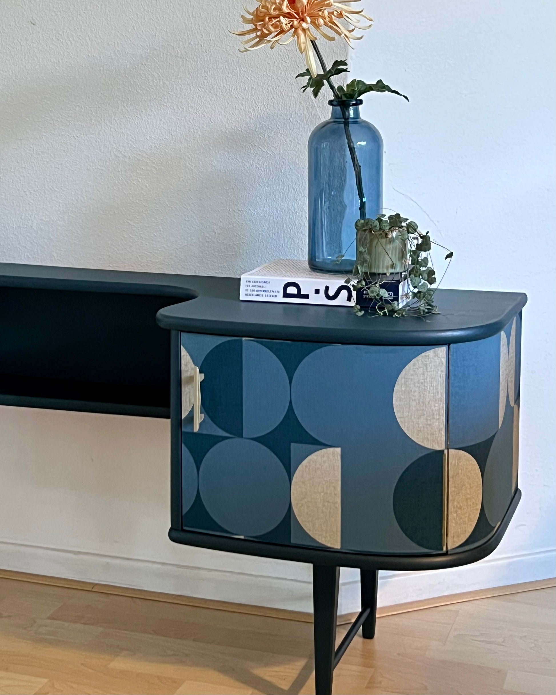 Vintage dressoir bekleed met een prachtige print in donker turquoise en goud | The Vintage Vibe