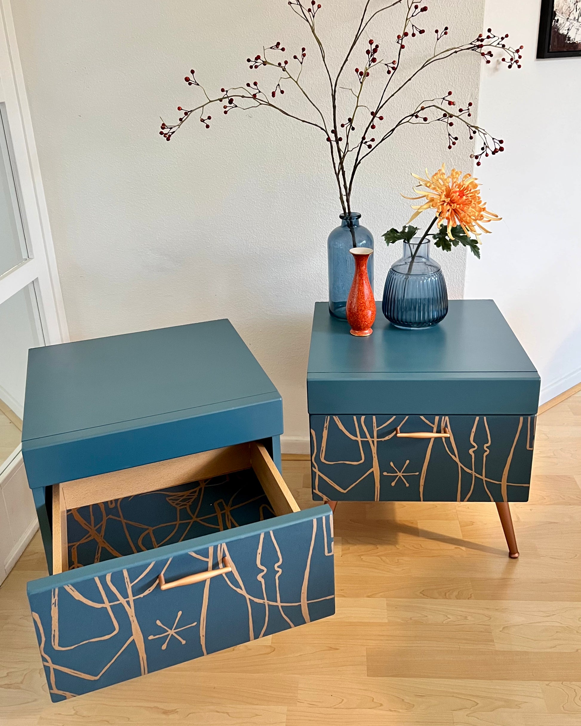 Vintage nachtkastjes in blauw en koper en een losjes getekende print  | The Vintage Vibe