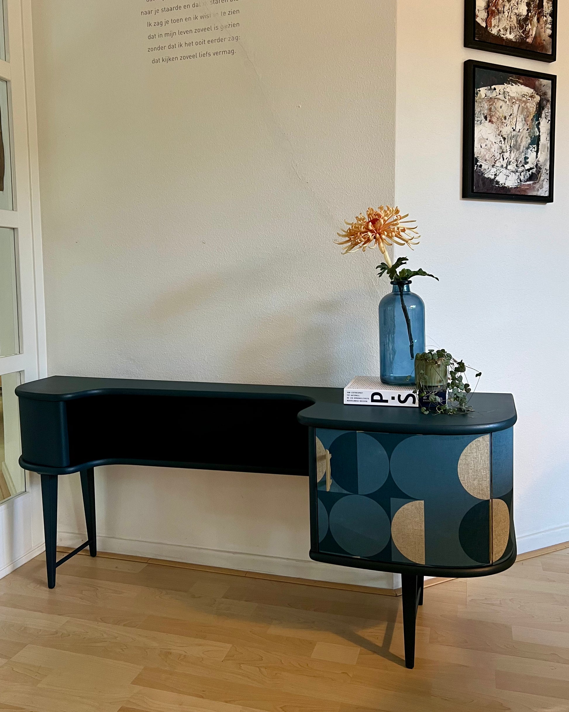 Vintage dressoir bekleed met een prachtige print in donker turquoise en goud | The Vintage Vibe