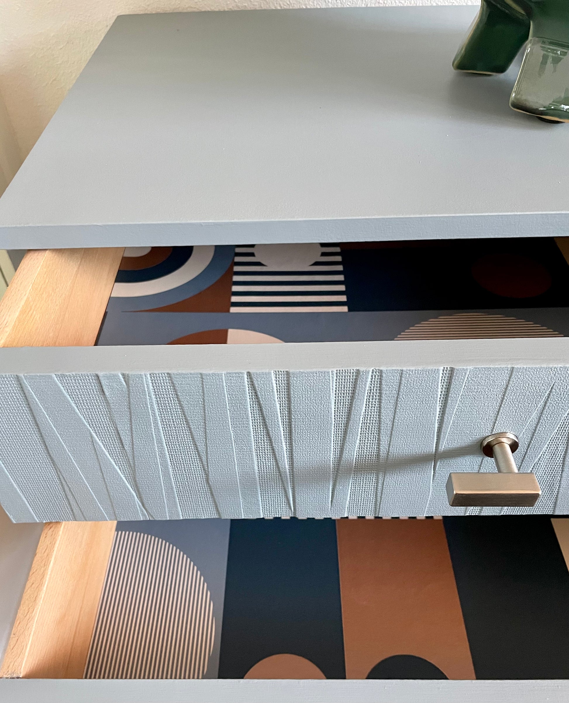 Vintage retro dressoir in een licht grijsblauwe kleur met reliëf | The Vintage Vibe