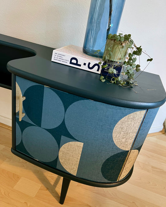 Vintage dressoir bekleed met een prachtige print in donker turquoise en goud | The Vintage Vibe