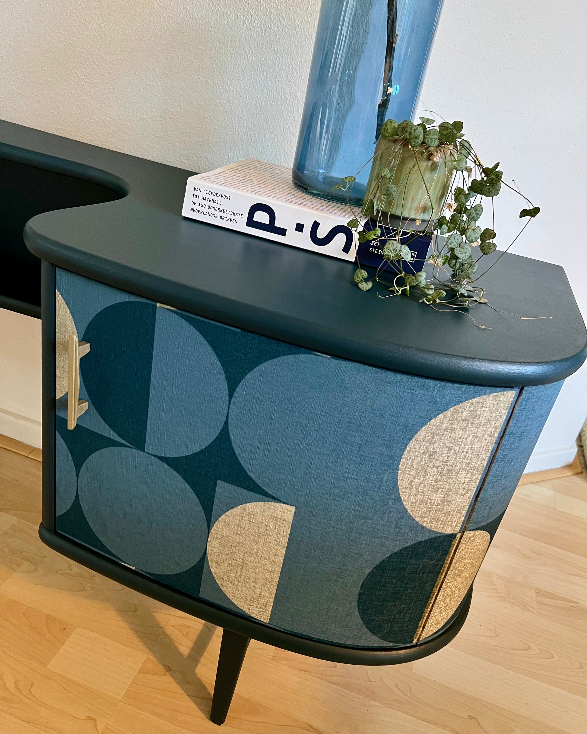 Vintage dressoir bekleed met een prachtige print in donker turquoise en goud | The Vintage Vibe