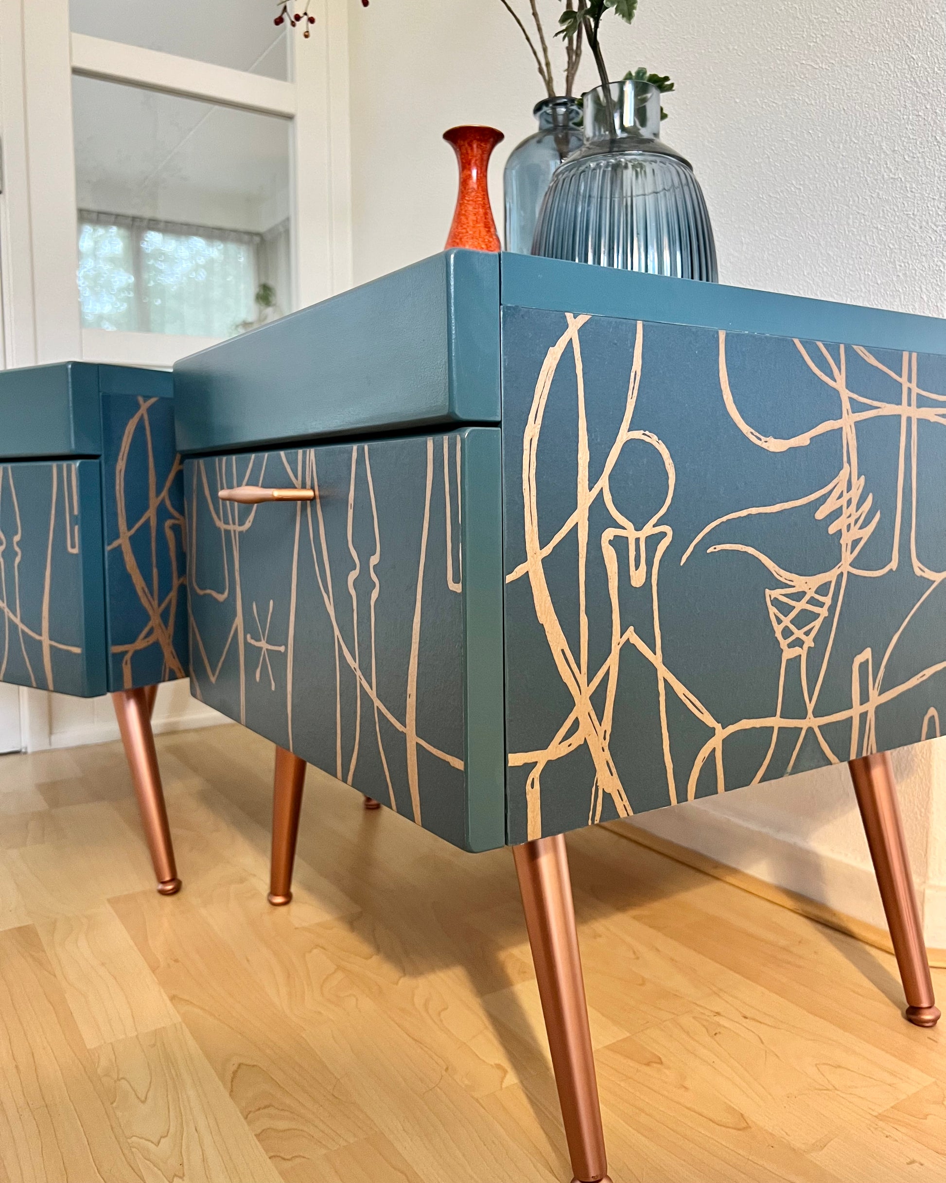 Vintage nachtkastjes in blauw en koper en een losjes getekende print  | The Vintage Vibe