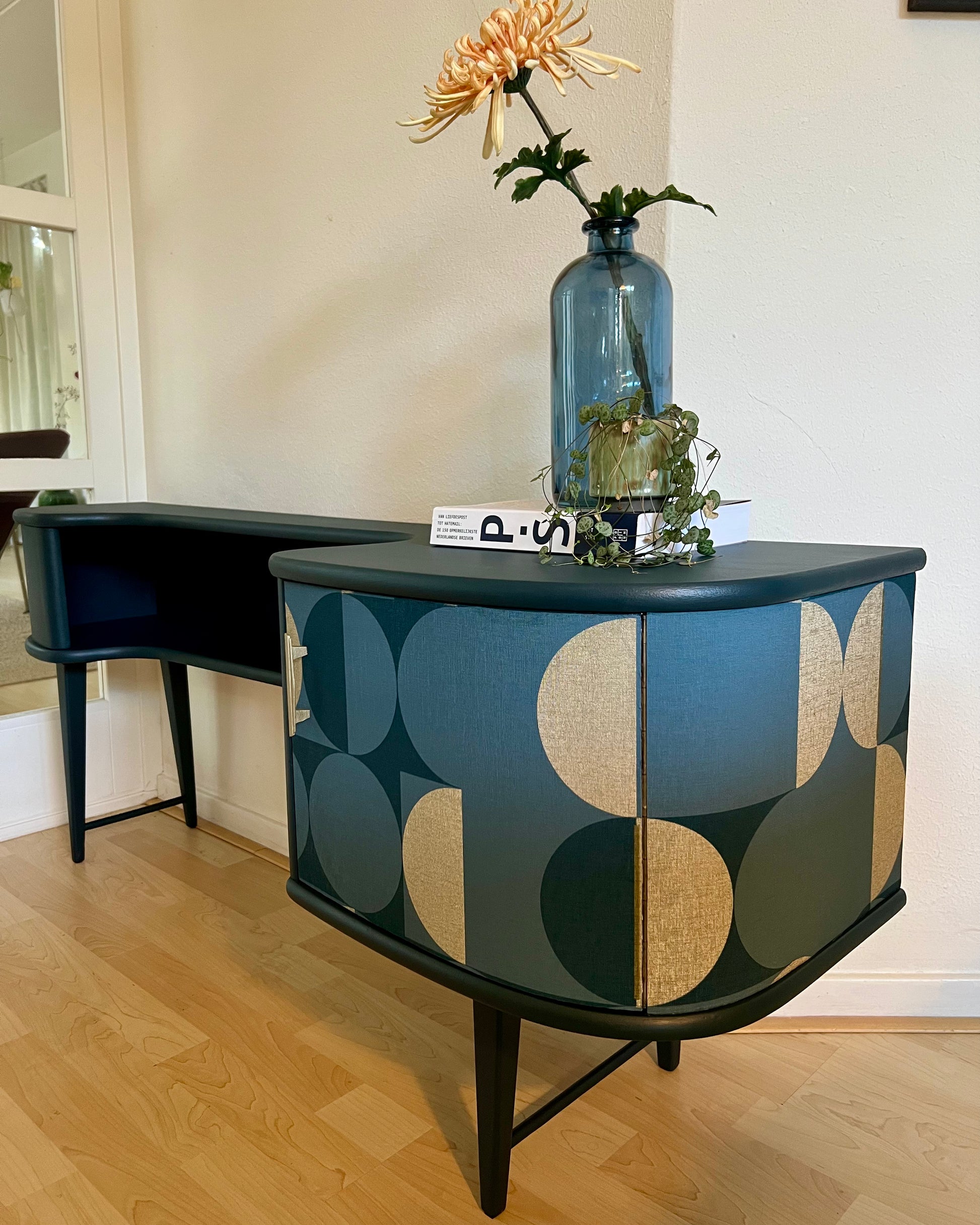 Vintage dressoir bekleed met een prachtige print in donker turquoise en goud | The Vintage Vibe