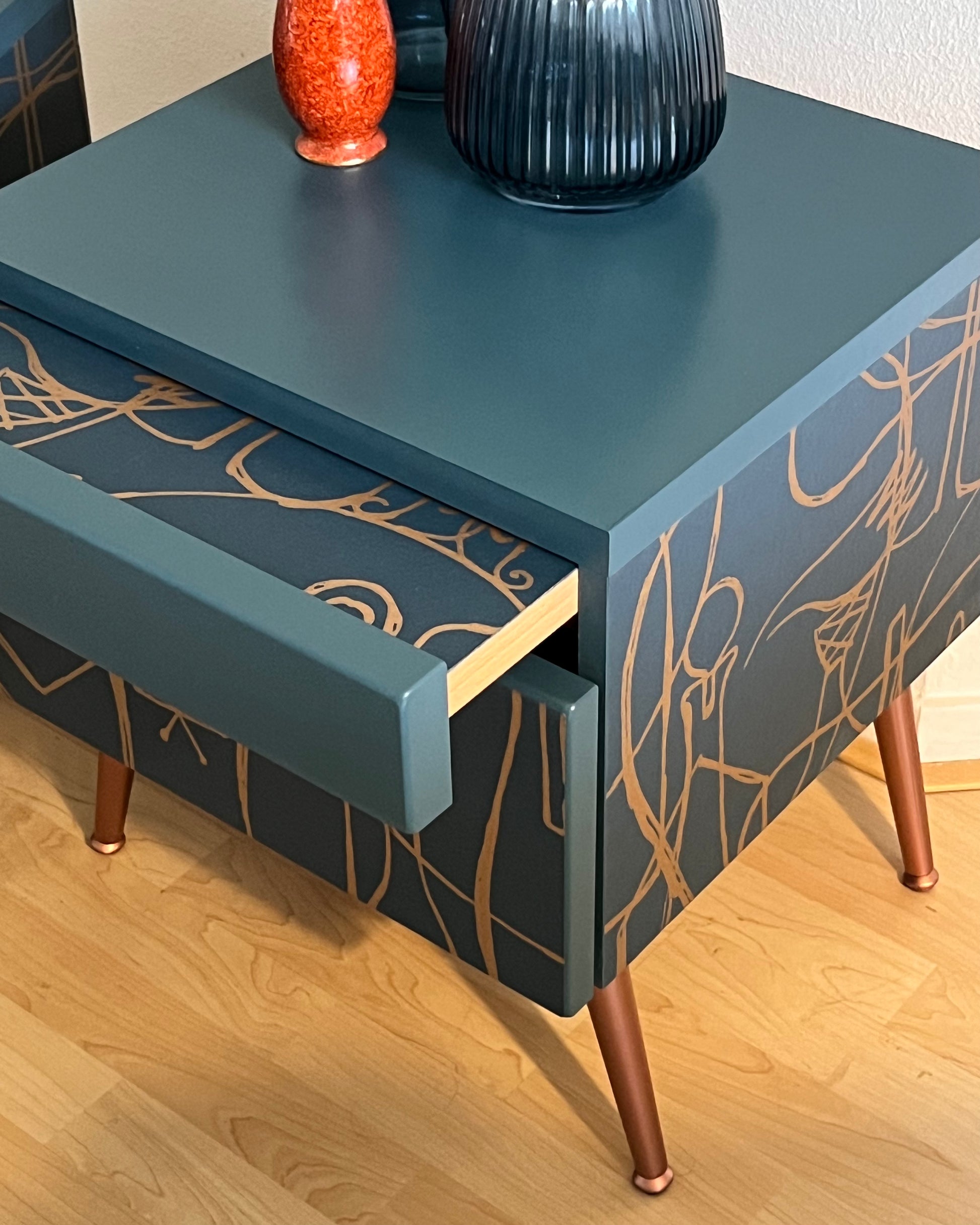 Vintage nachtkastjes in blauw en koper en een losjes getekende print  | The Vintage Vibe