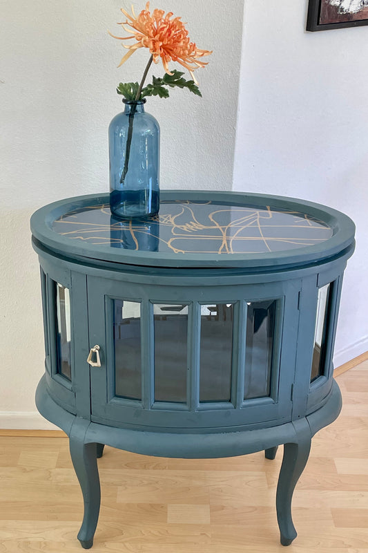 Vintage theekastje/drankkastje in blauw bekleed met een prachtige print | The Vintage Vibe