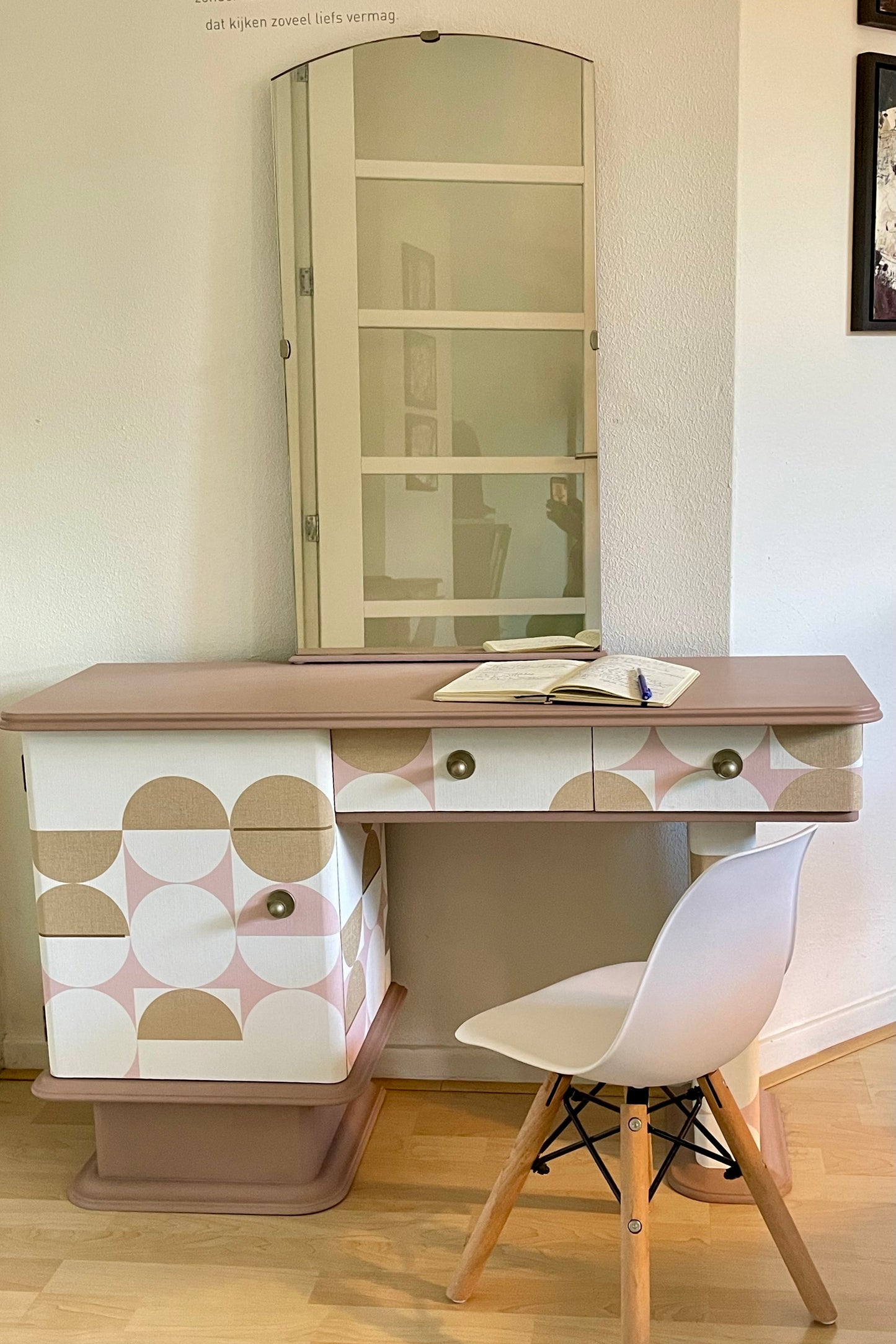 Glad ontspannen leerling Vintage bureau en kaptafel bekleed met een prachtige print in roze, goud en  wit | The Vintage Vibe | The Vintage Vibe