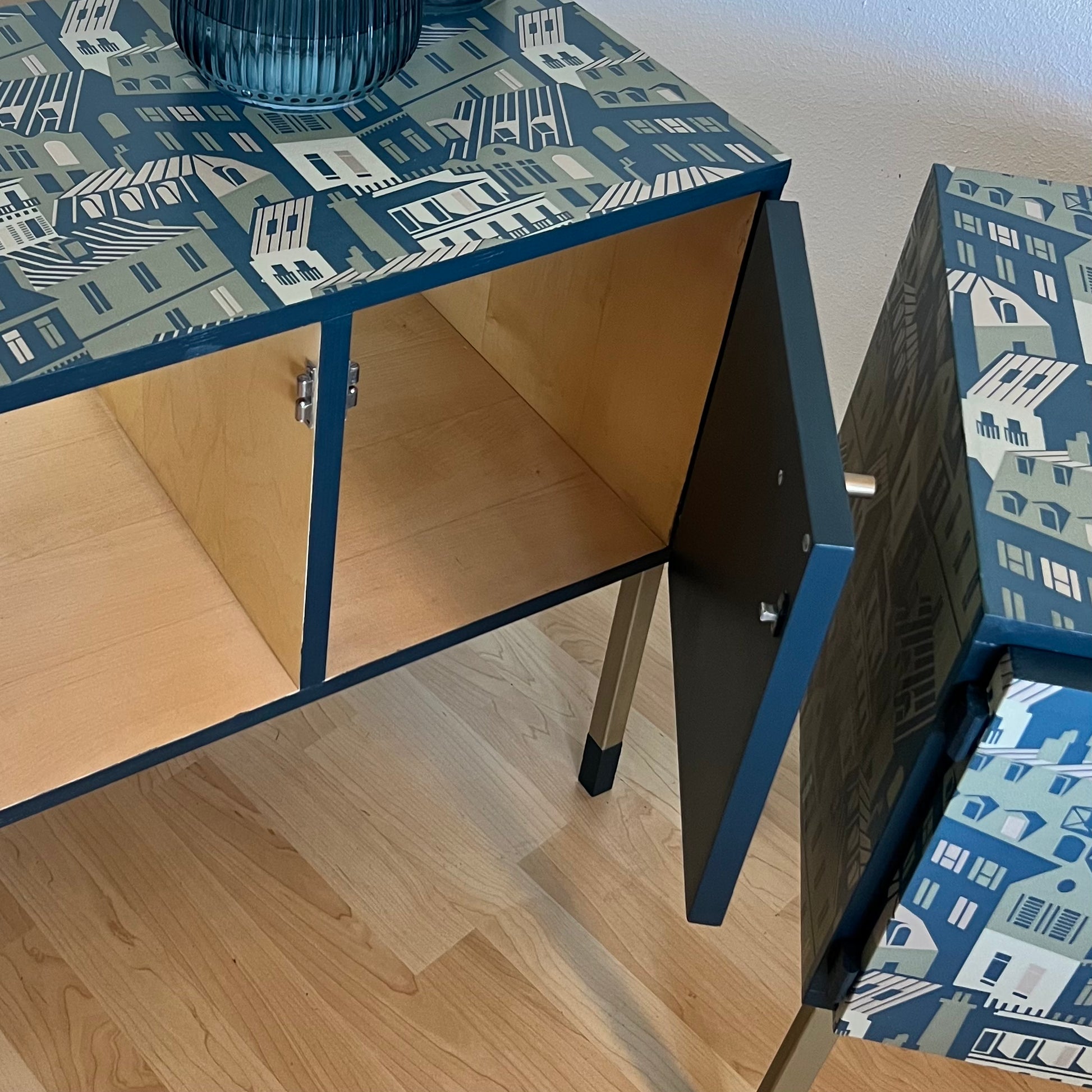 Vintage nachtkastjes in blauw, groen en goud en een print van de daken van Parijs | The Vibtage Vibe