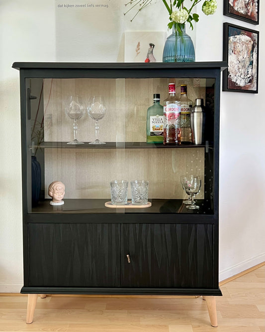 Vintage vitrinekast in zwart met goud in prachtige staat, stijlvol en ruim | The Vintage Vibe