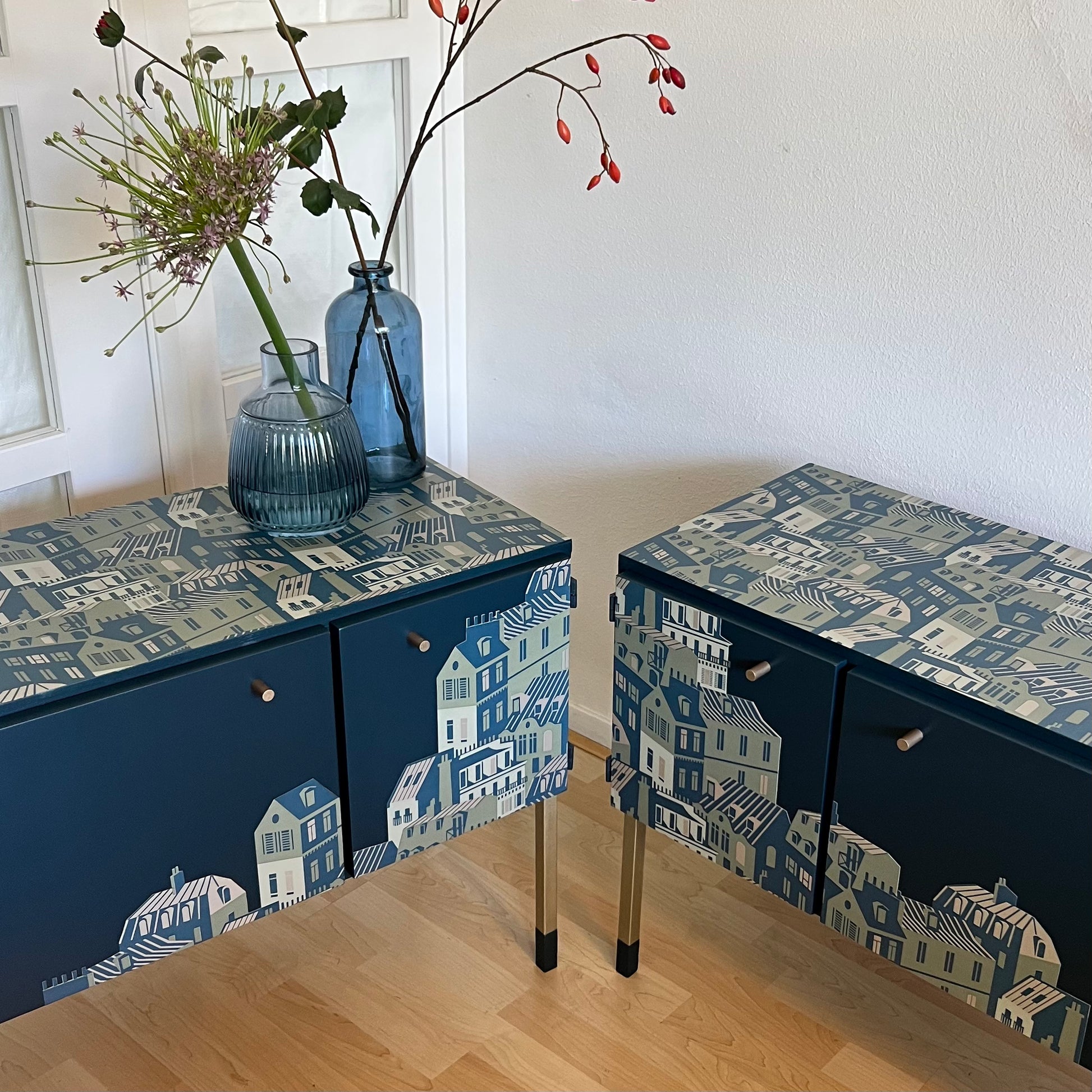Vintage nachtkastjes in blauw, groen en goud en een print van de daken van Parijs | The Vibtage Vibe