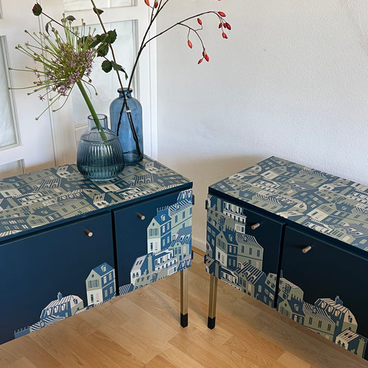 Vintage nachtkastjes in blauw, groen en goud en een print van de daken van Parijs | The Vibtage Vibe