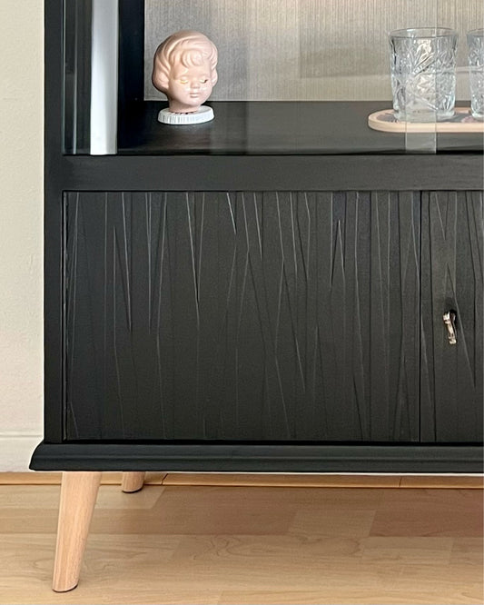 Vintage vitrinekast in zwart met goud in prachtige staat, stijlvol en ruim | The Vintage Vibe