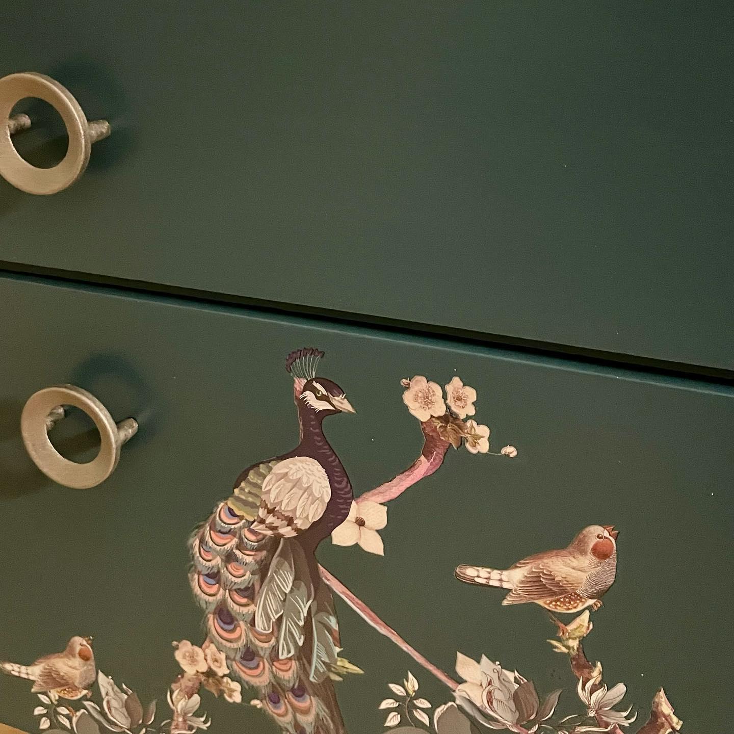 Vintage kastje in donker turquoise met subtiel pauwen design | The Vintage Vibe